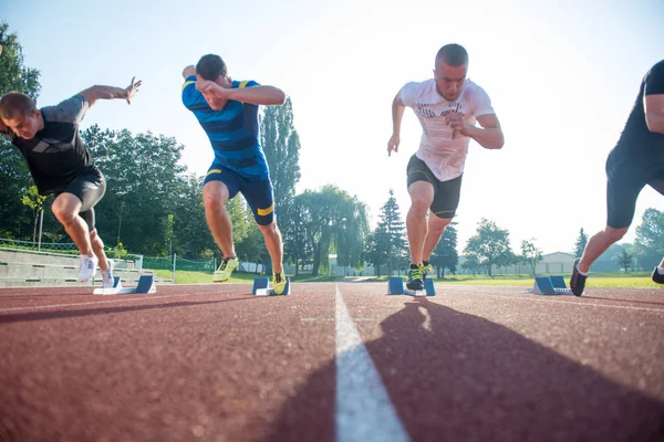 Menschen bereit für Rennen auf der Leichtathletik — Stockfoto