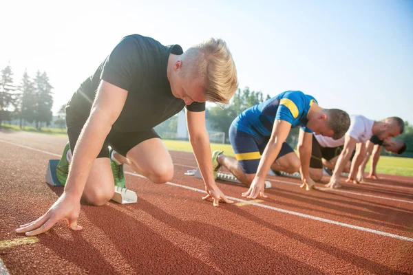 人は陸上でレースをする準備ができてください。 — ストック写真