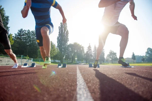 Persone pronte a correre sul campo di atletica — Foto Stock