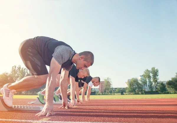 人は陸上でレースをする準備ができてください。 — ストック写真