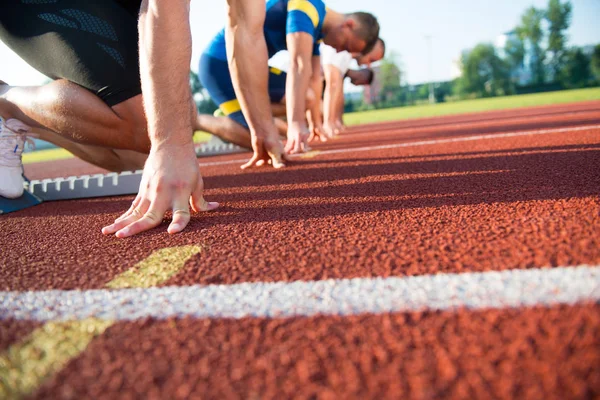 Menschen bereit für Rennen auf der Leichtathletik — Stockfoto