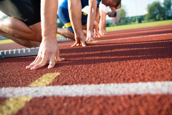 Pessoas prontas para correr no atletismo — Fotografia de Stock