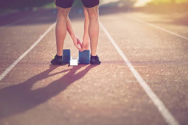 Füße eines Athleten auf einem Startblock — Stockfoto