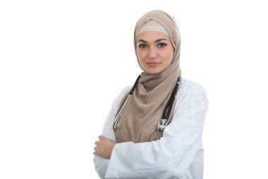 Kendine güvenen Müslüman kadın doktor.