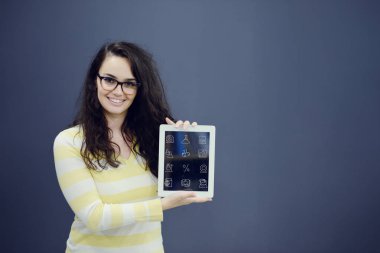 Dijital tablet tutan kadın genç hayran 