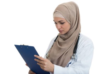 Kendine güvenen Müslüman kadın doktor klasör holding.