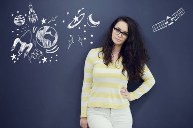 Evren simgeleri olan thinkful kadın.