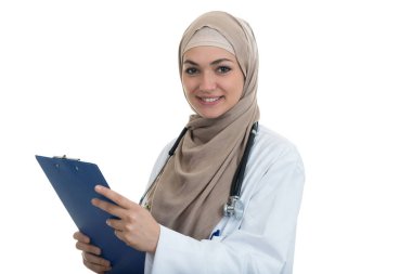 Kendine güvenen Müslüman kadın doktor klasör holding.