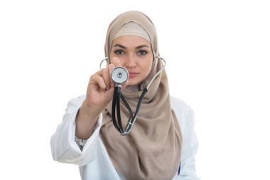 Arap kadın doktor stetoskop kullanarak