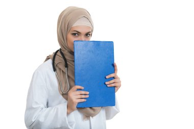 Müslüman kadın doktor holding ataç   