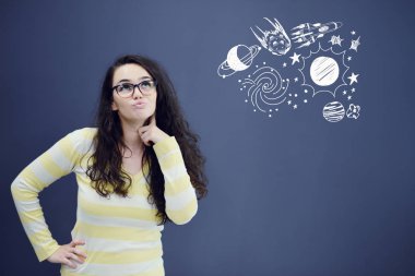 Evren simgeleri olan thinkful kadın.