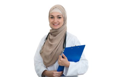 Kendine güvenen Müslüman kadın doktor klasör holding.
