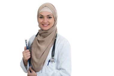 Kendine güvenen Müslüman kadın doktor  