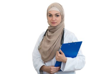 Kendine güvenen Müslüman kadın doktor klasör holding.