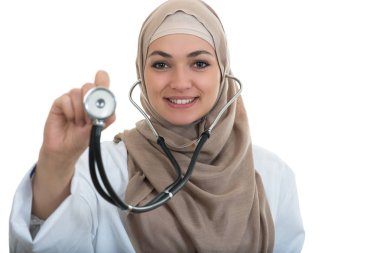 Arap kadın doktor stetoskop kullanarak