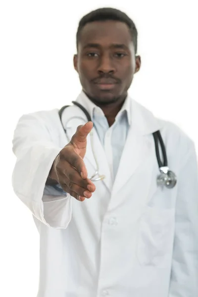 Uśmiechający się czarny lekarz daje uścisk dłoni. — Zdjęcie stockowe