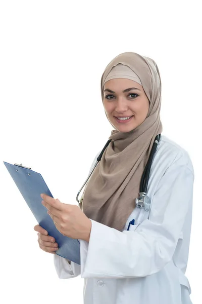 Confident muslim female doctor holding folder. — Stock Photo, Image