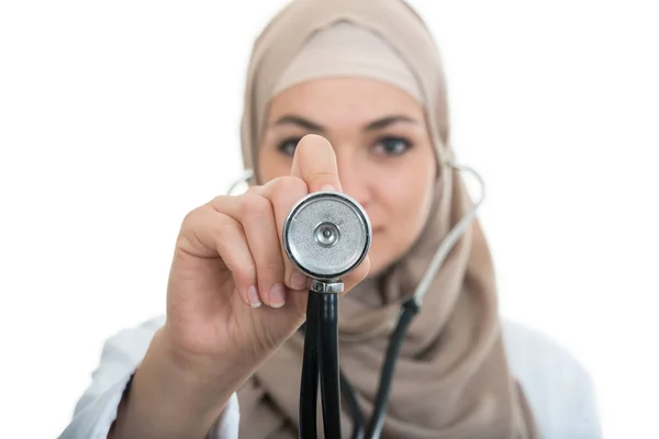 Арабська жінка-лікар, що використовує стетоскоп — стокове фото