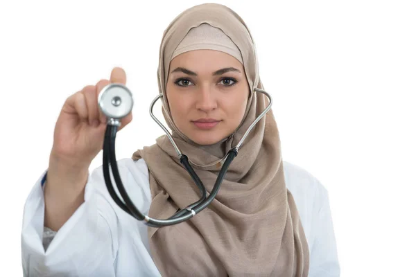 Arab médico feminino usando estetoscópio — Fotografia de Stock