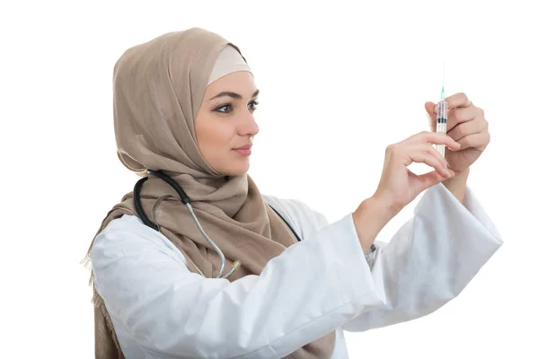 Мусульманська жінка лікар заповнення на шприц — стокове фото