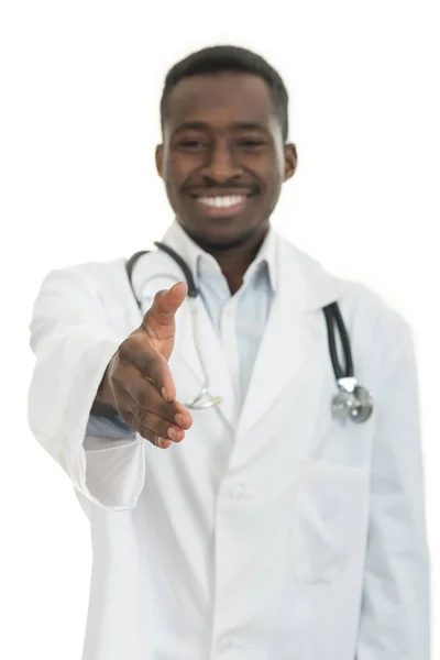 Sonriente médico negro dando apretón de manos . — Foto de Stock