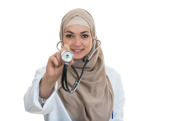 Emiraty lekarka za pomocą stetoskopu — Zdjęcie stockowe