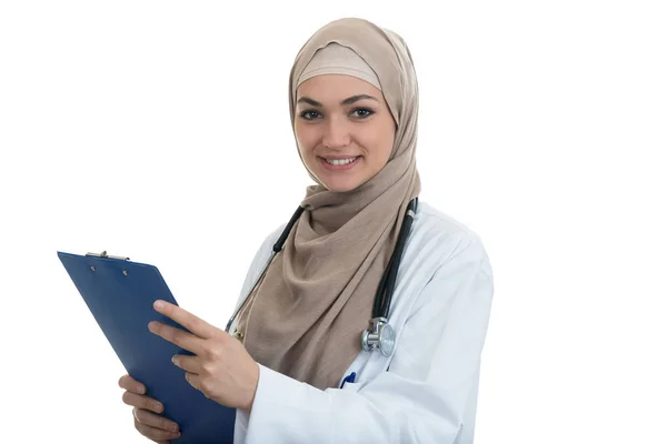 Confiante muçulmano mulher médico segurando pasta . — Fotografia de Stock