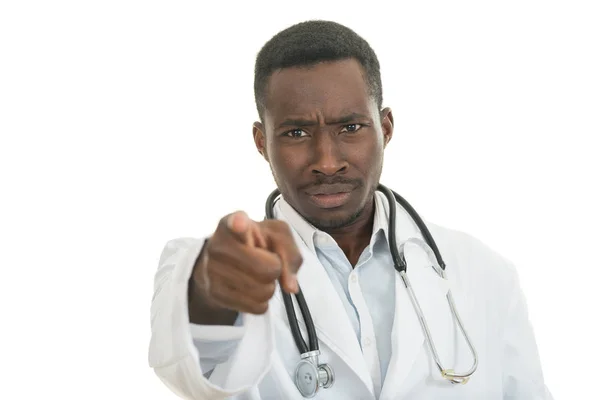 Angry Afryki czarny lekarz palcem wskazującym — Zdjęcie stockowe