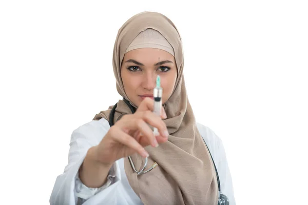이슬람 여성 의사 주사기를 작성 — 스톡 사진