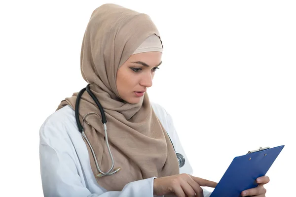 Muslim female doctor holding paperclip — Stock Photo, Image