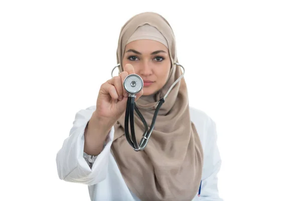 Médico árabe femenino usando estetoscopio —  Fotos de Stock