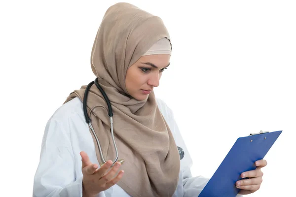 Muslim female doctor holding paperclip — Stock Photo, Image