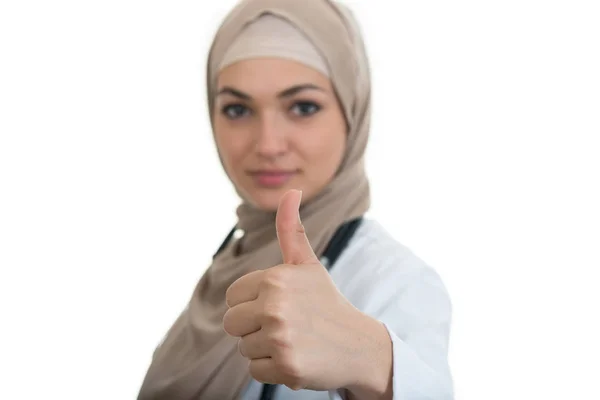 Självsäker muslimska kvinnliga läkare — Stockfoto