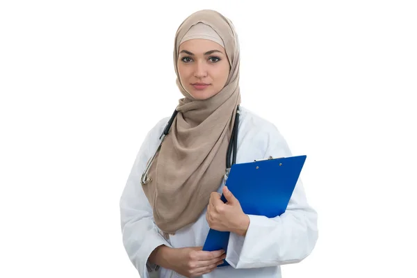 Kendine güvenen Müslüman kadın doktor klasör holding.