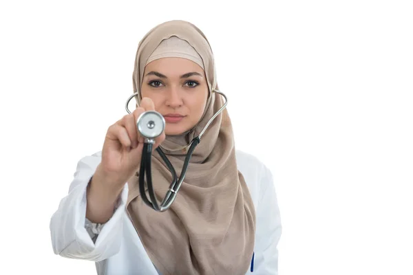 Femme arabe médecin en utilisant stéthoscope — Photo