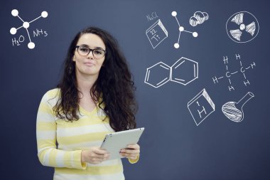 genç kadın dijital tablet kullanma 