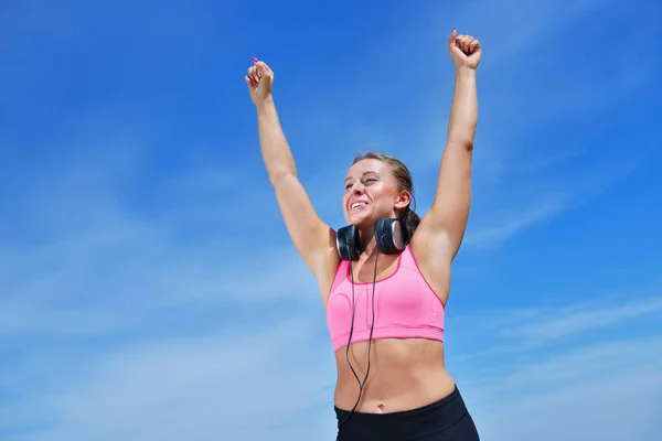 Concepto de mujer exitosa ganadora de fitness con auriculares . —  Fotos de Stock