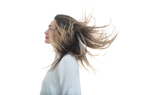 Mulher com o cabelo ondulado em um fundo branco — Fotografia de Stock