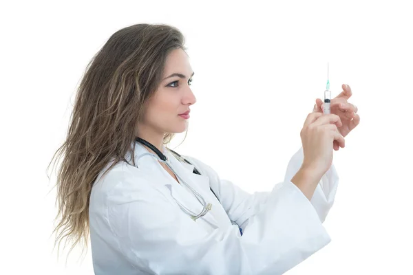 Médecin féminin vérifiant une seringue — Photo