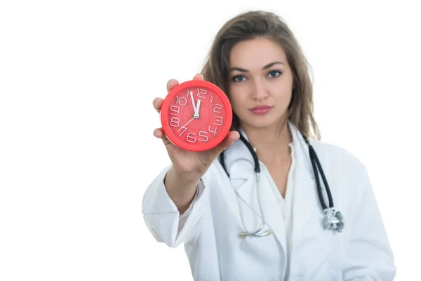 Femme médecin sérieux tenant horloge . — Photo