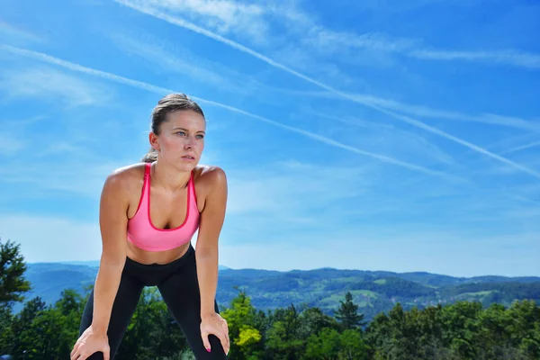 Terli fitness kadın eğitimden sonra yorgun. — Stok fotoğraf