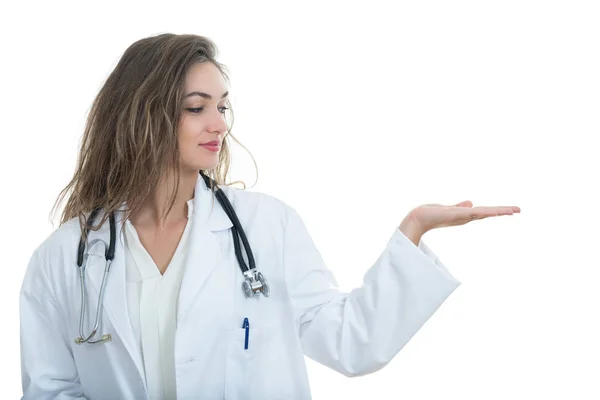 Лікар-жінка посміхається зі стетоскопом — стокове фото