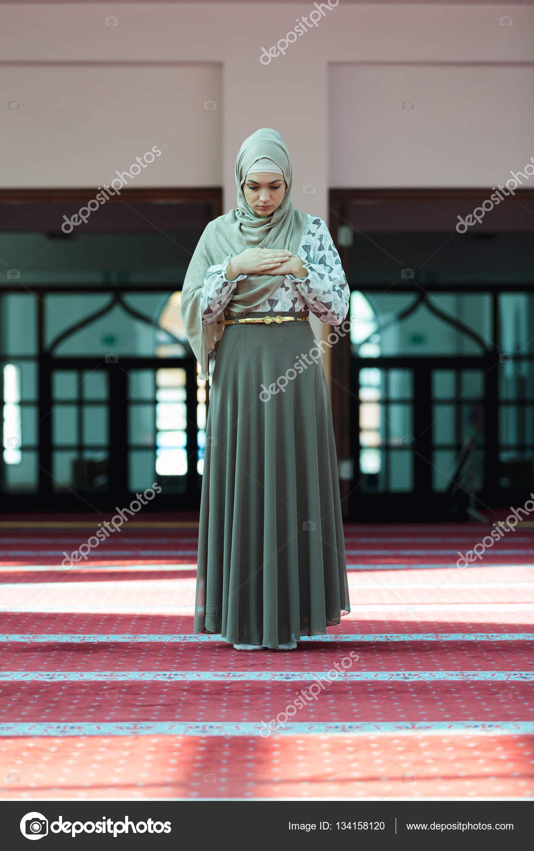 Mujer musulmana rezando en la mezquita fotografía de stock © FSStock