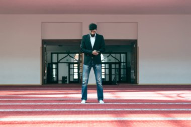 Müslüman adam camide namaz kılıyor.