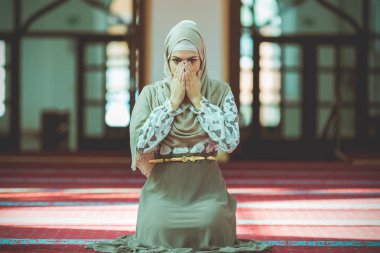 Müslüman kadın camide namaz kılıyor.