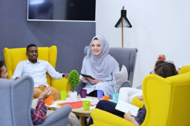 alan coworking içinde genç iş adamları