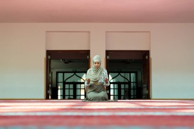 Müslüman kadın camide namaz kılıyor.