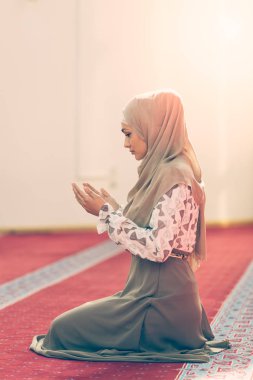 Müslüman kadın camide namaz kılıyor.