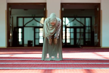 Müslüman kadın camide namaz kılıyor.