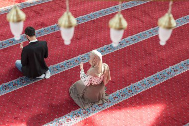 erkek ve kadın camide dua